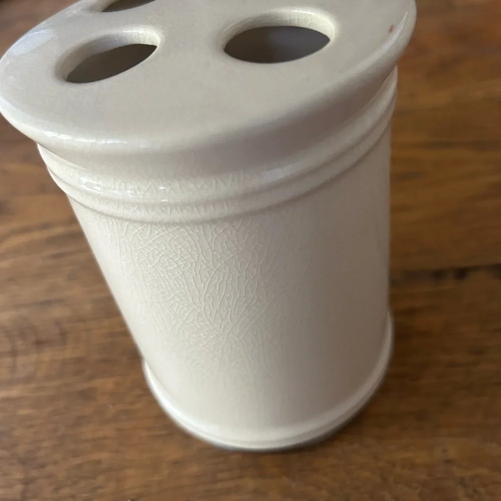NWT Toothbrush Holder